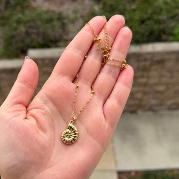 Gold Shell Pendant Necklace - Picture 2 of 3
